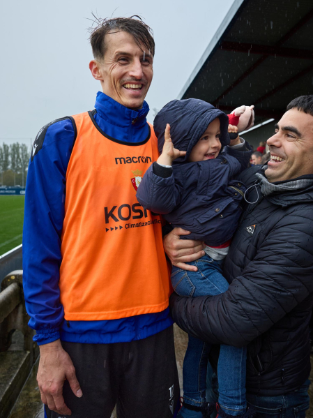 Fotos del encuentro de los niños del club Osasunbebé con los jugadores de la primera plantilla de Osasuna, en Tajonar.