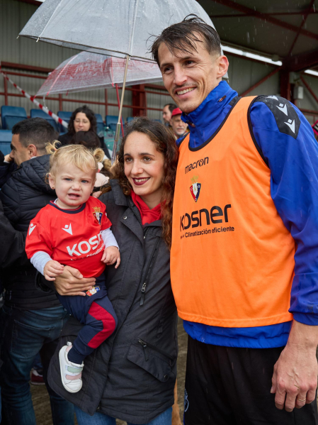 Fotos del encuentro de los niños del club Osasunbebé con los jugadores de la primera plantilla de Osasuna, en Tajonar.