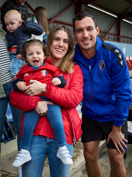 Fotos del encuentro de los niños del club Osasunbebé con los jugadores de la primera plantilla de Osasuna, en Tajonar.