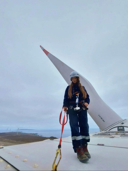 Laura Urrutia, en la parte más alta de una turbina eólica, en el parque eólico Atacama (Chile)
