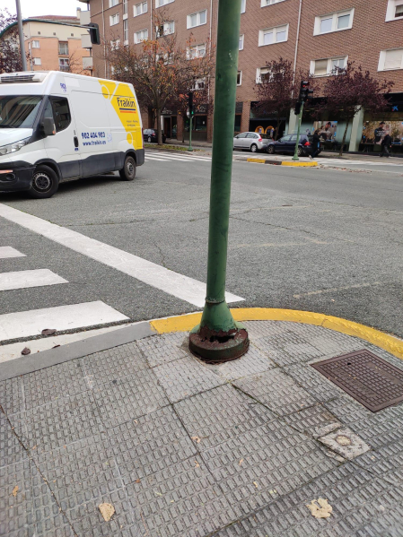 Estado de los semáforos en la esquina de la calle Joaquín Beunza con la calle Ochagavía. /