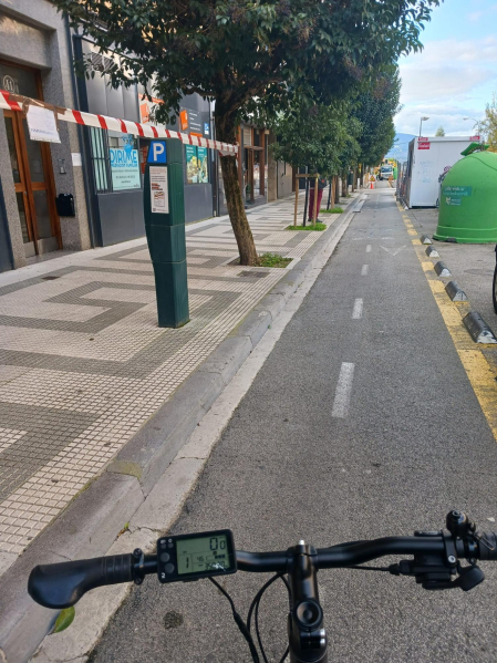 Vista del carril bici, ya señalizado