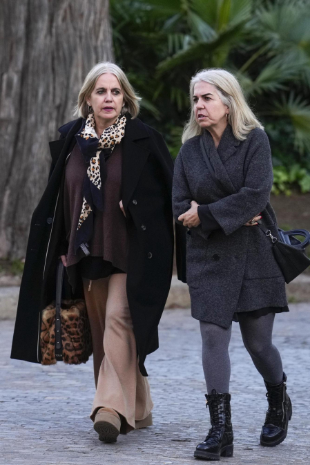 Las hermanas Tous, Rosa y Alba Tous, a su llegada a la capilla ardiente