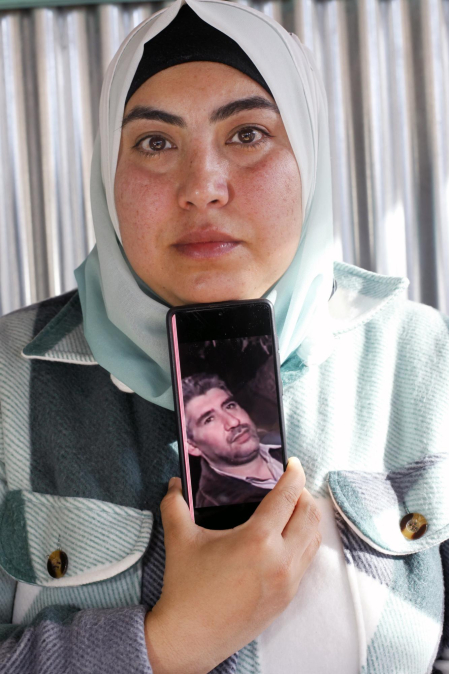 Aisha Al-Mujawer muestra la fotografía de su hermano Ibrahim, desaparecido en 2013.
