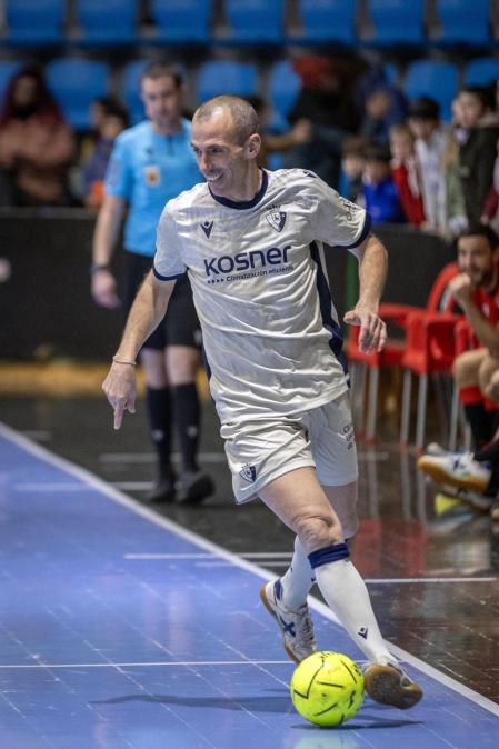 Fotos de la III edición del Partido Solidario con leyendas de Osasuna./