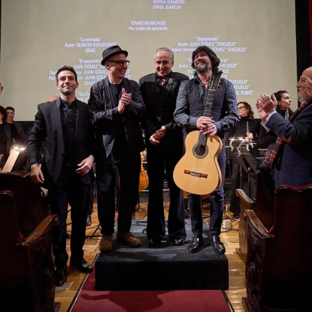 Pablo Urbina (izq.), junto a Pablo Berger, director de Blancanieves; el compositor Alfonso de Vilallonga y el guitarrista Juan Gómez ‘Chicuelo, reciben el aplauso del público.