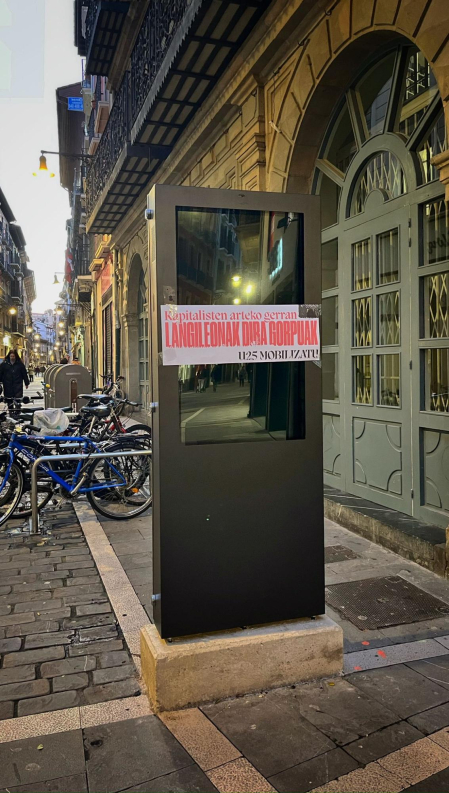 Un cartel empapelado sobre la pantalla digital de un mupi.