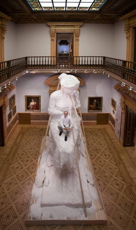 El autor de la escultura, Javier Viver posa con 'Edit' (de 6 metros de altura) en el Museo Lazaro Galdiano en 2020