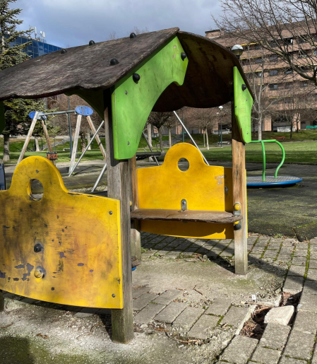 Columpios en mal estado en el parque infantil en el Tomás Caballero de Pamplona.