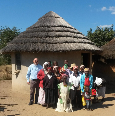 Carmelo Pérez-Aradros, con lugareños en Zimbabue