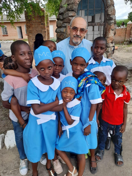 Carmelo Pérez-Aradros con alumnos zimbabuenses