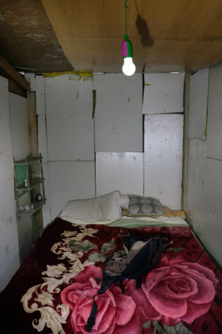 Interior de la casita fabricada con puertas, en Echavacoiz.