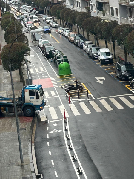 Foto de vehículos mal aparcados en la calle Abejeras./