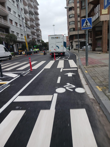 Foto de vehículos mal aparcados en la calle Abejeras./