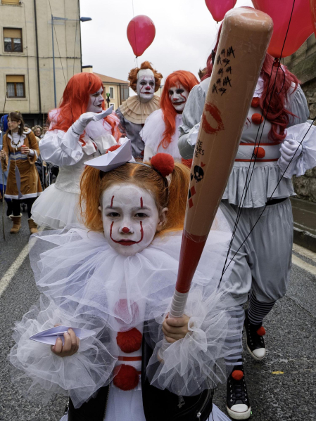 Las cuadrillas desafiaron al frío en la tradicional ronda de los Carnavales en Tafalla /