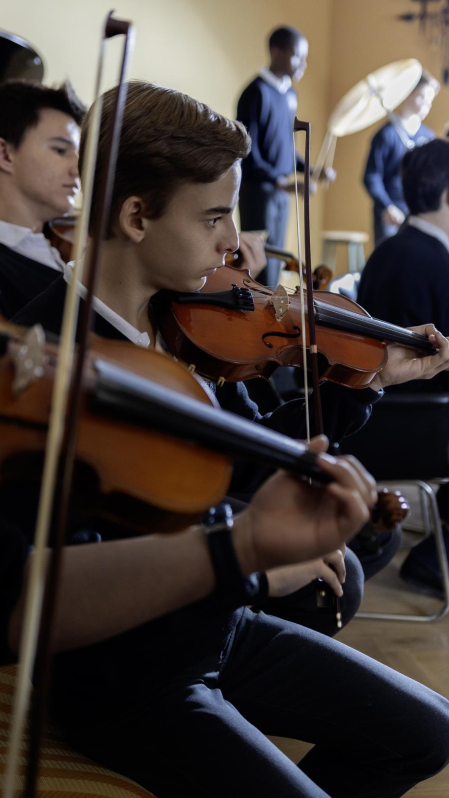 Su sistema educativo incluye formación en canto gregoriano, polifonía y técnica vocal, así como la práctica con instrumentos y la posibilidad de participar en conciertos