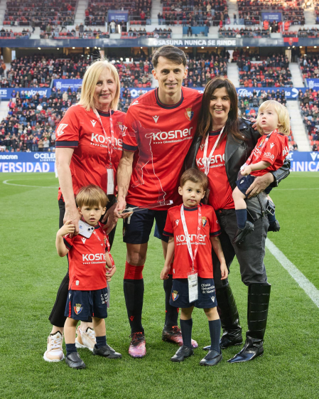 El delantero, junto a su familia en El Sadar con motivo del homenaje del club del domingo por su récord de goles