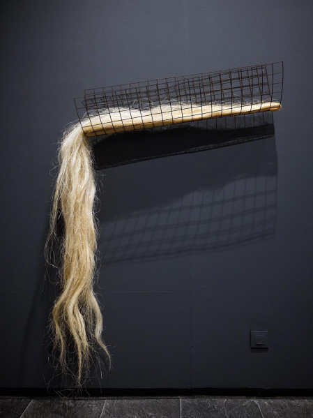 El Museo de Navarra acoge hasta el 14 de septiembre la exposición 'Mertxe Sueskun. Jugando, cuento / Jostatuz, kontatu egiten dut', que recoge cerca de 60 obras realizadas por la artista entre la década de los 80 y la actualidad.
