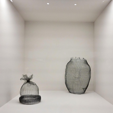 El Museo de Navarra acoge hasta el 14 de septiembre la exposición 'Mertxe Sueskun. Jugando, cuento / Jostatuz, kontatu egiten dut', que recoge cerca de 60 obras realizadas por la artista entre la década de los 80 y la actualidad.