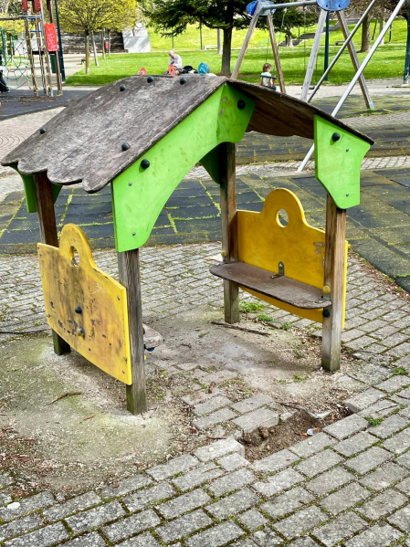 Cada día el deterioro y el riesgo para los niños es mayor en el Parque Tomás Caballero. /