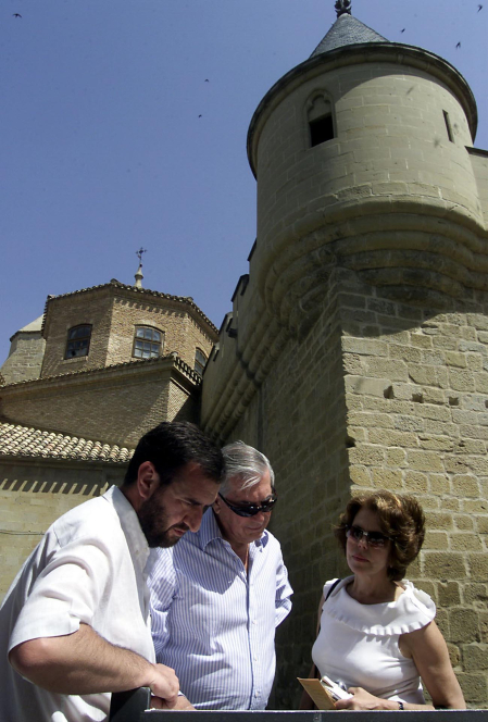 Mario Vargas Llosa y su mujer Patricia, en Olite en 2002