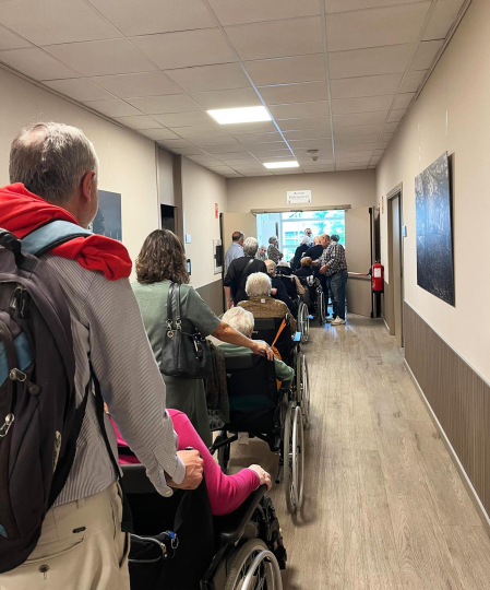 El apagón causó problemas en las residencias de ancianos. En alguna se pudo ver colas para coger el único ascensor disponible gracias a un generador que suministraba la electricidad