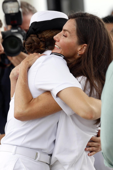 Encuentro de la reina Letizia y la princesa Leonor en la escala de Elcano en Panamá.
