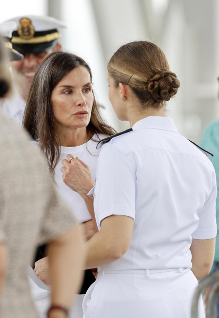 Encuentro de la reina Letizia y la princesa Leonor en la escala de Elcano en Panamá.