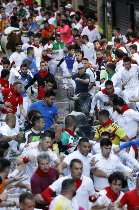 Fotos del sexto encierro de San Fermín con toros de Escolar. |
