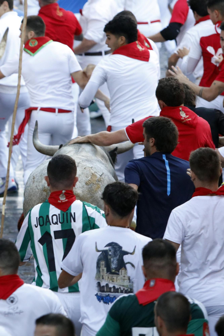 Fotos del sexto encierro de San Fermín con toros de Escolar. |