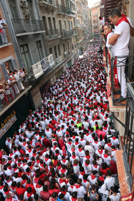Fotos del sexto encierro de San Fermín con toros de Escolar. |