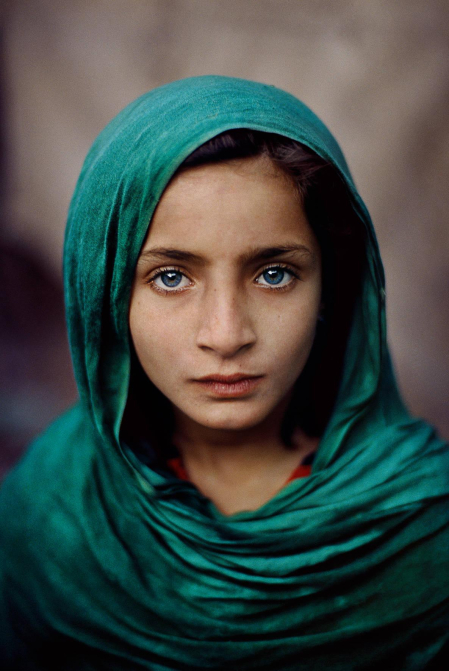 Niña fotografiada en Peshawar, Pakistán,

en 2002 con una Leica