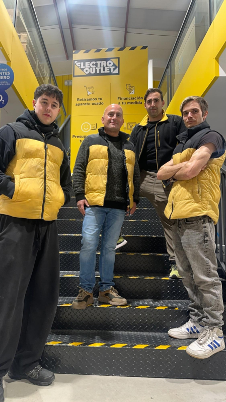 De izquierda a derecha, Asier, Mikel, Iker y Borja forman el equipo de Electro Outlet Pamplona