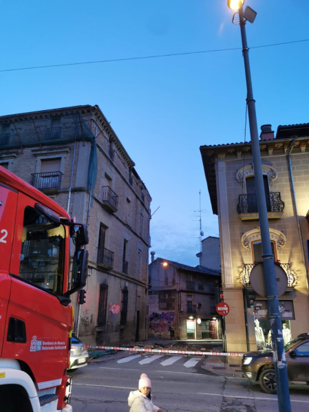 Foto del desprendimiento de un alero en el centro de Tafalla.