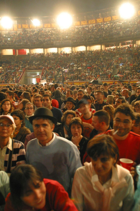Numerosos espectadores llevaron bombines al concierto