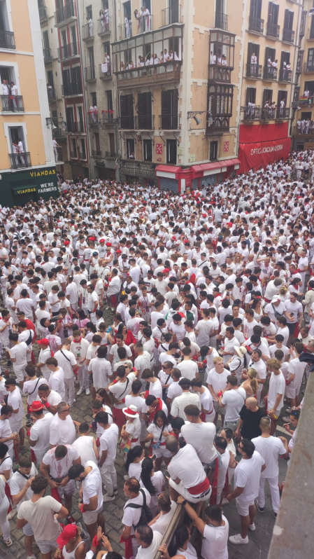 Vídeo de la plaza cantando antes del chupinazo de San Fermín 2025