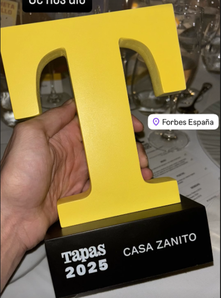 Lorenzo Aréjula muestra su premio.