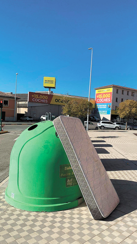 Un colchón abandonado en la avenida de Zaragoza /