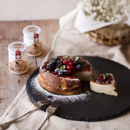 Con la cuajada de Postres Ultzama se pueden hacer tartas tan vistosas como esta