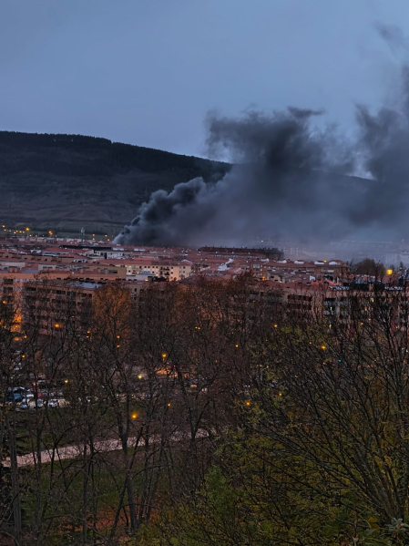 El humo del incendio en la Rochapea, visto desde las murallas de Pamplona