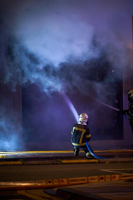 Fotos del incendio en un bazar de la avenida Marcelo Celayeta