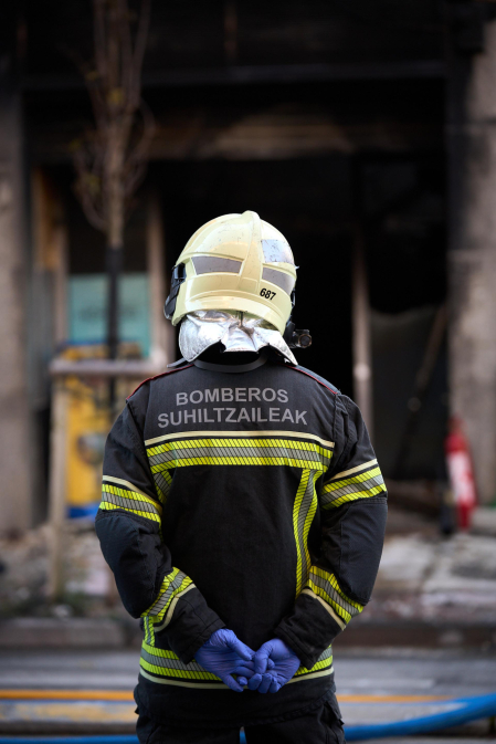 Fotos del incendio en un bazar de la avenida Marcelo Celayeta de la Rochapea