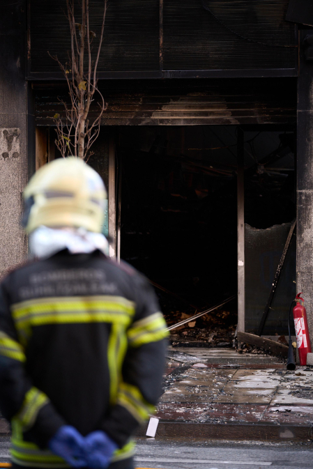 Fotos del incendio en un bazar de la avenida Marcelo Celayeta de la Rochapea
