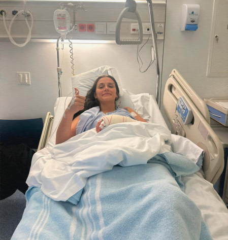 Maca Sans, tras ser intervenida quirúrgicamente de su lesión en la Clínica San Miguel