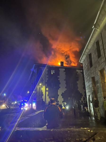 Vecinos contemplan el incendio