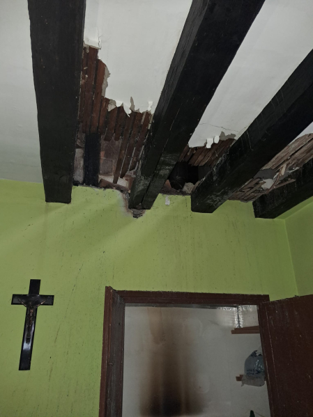 Un crucifijo bajo el techo de la primera planta, que resistió el envite de las llamas.