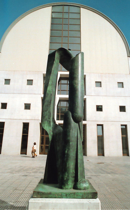 Escultura de Clemente Ochoa que se colocó en 1997 en la UPNA.
