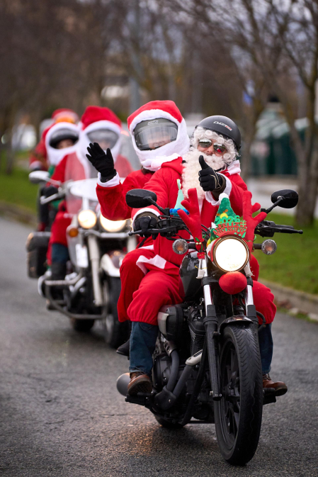 Moteros disfrazados de Papá Noel en Mutilva