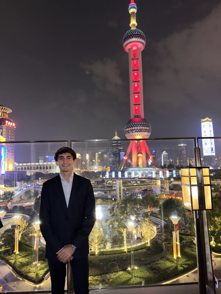 El joven pamplonés posa delante de la 'Perla de Oriente', el icónico rascacielos sede de la televisión china