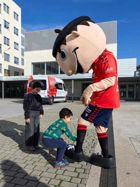 Ambiente rojillo este lunes en el HUN en la tradicional visita navideña de Osasuna a los niños hospitalizados.